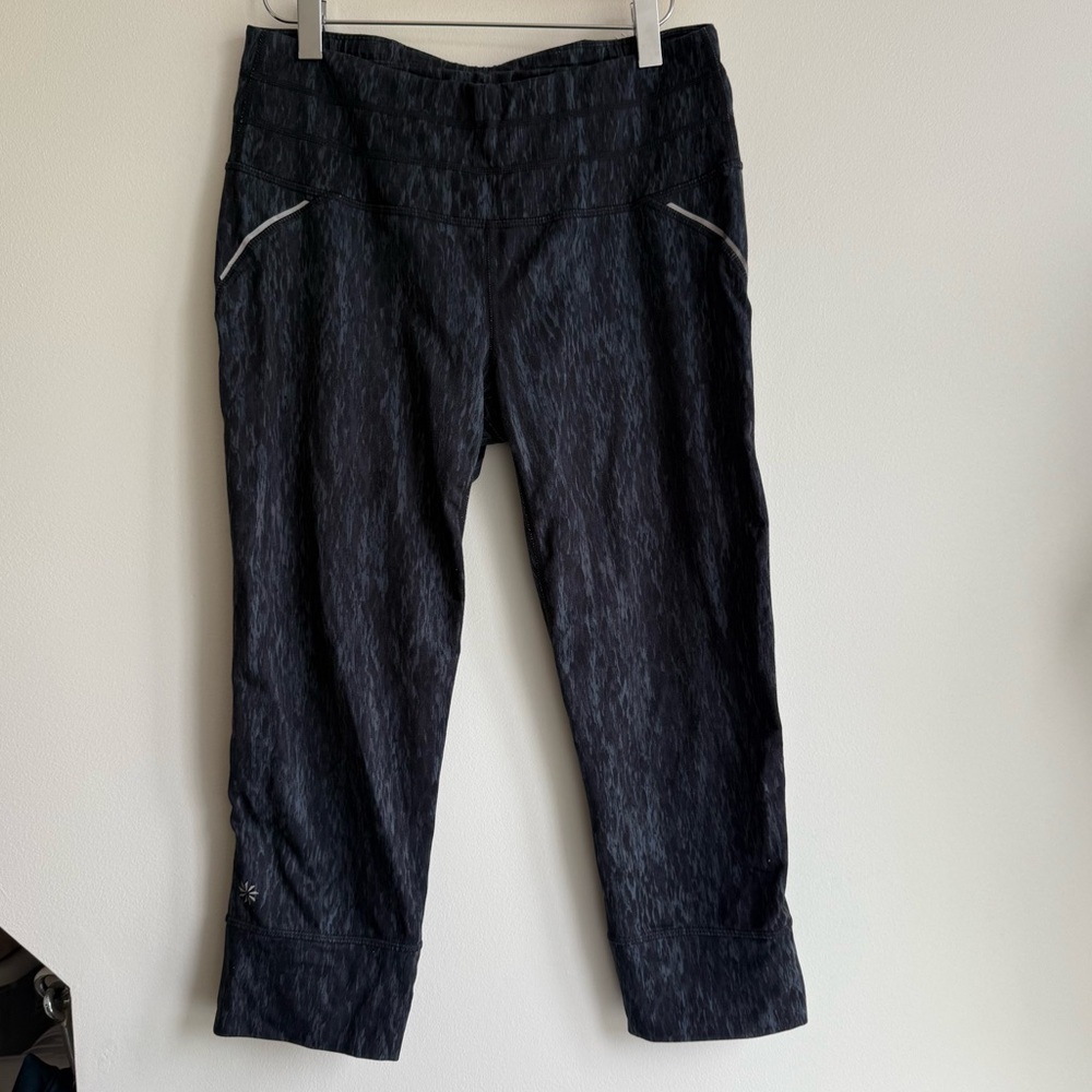 Athleta Reptile Relay Capri Leggings Size Medium - Picture 2 of 9